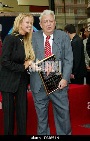 27. März 2002 - Los Angeles, Kalifornien - RODNEY DANGERFIELD mit HOLLYWOOD geehrt. WALK OF FAME STAR IN LOS ANGELES, KALIFORNIEN. RODNEY DANGERFIELD UND FRAU JOAN. FITZROY BARRETT / 27.03.2002 K24546FB (D) (Kredit-Bild: © Globe Photos/ZUMAPRESS.com) Stockfoto