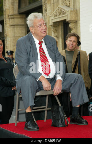 27. März 2002 - Los Angeles, Kalifornien - RODNEY DANGERFIELD mit HOLLYWOOD geehrt. WALK OF FAME STAR IN LOS ANGELES, KALIFORNIEN. RODNEY DANGERFIELD. FITZROY BARRETT / 27.03.2002 K24546FB (D) (Kredit-Bild: © Globe Photos/ZUMAPRESS.com) Stockfoto