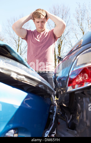 Zwei Fahrer streiten nach Verkehrsunfall Stockfoto