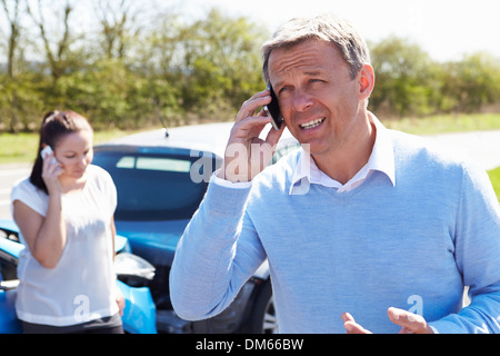 Fahrerin nach Verkehrsunfall Anruf tätigen Stockfoto