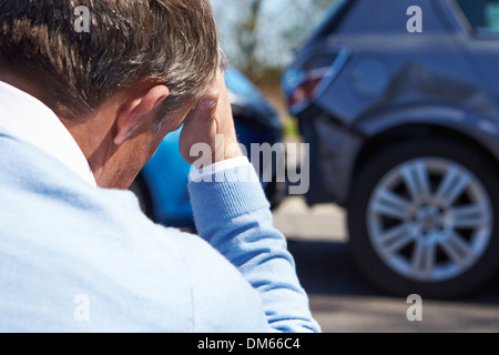 Fahrer nach Verkehrsunfall Anruf tätigen Stockfoto