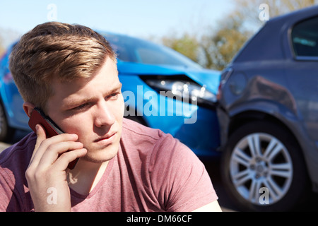 Betonte Fahrer sitzen am Straßenrand nach Verkehrsunfall Stockfoto