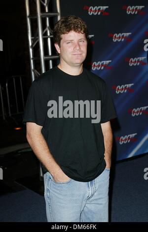 11. November 2002 - Los Angeles, Kalifornien - SEAN ASTIN-... SPECIAL SCREENING VON MGMS '' STIRB AN EINEM ANDEREN TAG ''-. BEI DEM SHRINE AUDITORIUM LOS ANGELES, CA-. FITZROY BARRETT / 11.11.2002 - K27112FB (D) (Kredit-Bild: © Globe Photos/ZUMAPRESS.com) Stockfoto