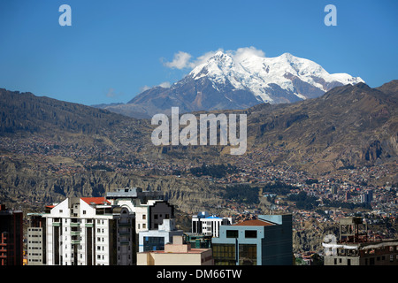 6.439 m, Illimani Gletscher an Stirnseite die Wolkenkratzer von La Paz, Departamento La Paz, Bolivien Stockfoto