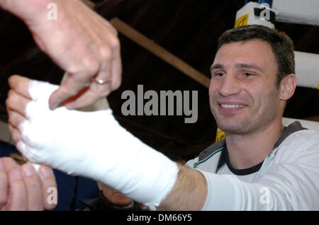 1. Dezember 2004; Los Angeles, Kalifornien, USA; VITALI KLITSCHKO trainiert für seinen WBC-Schwergewichts-Titelverteidigung gegen Großbritanniens Danny Williams in Las Vegas, Nevada am 11. Dezember in Los Angeles, Kalifornien. Stockfoto