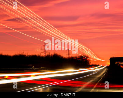 Verkehr auf Seal Sands Straße in der Nähe von Billingham bei Sonnenaufgang. England, UK. Stockfoto