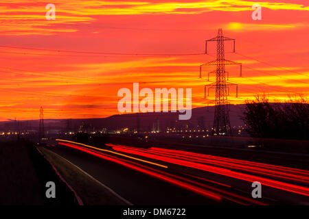 Seal Sands Road in der Nähe Billingham, UK. Verkehr in Richtung Seal Sands Petro chemische komplexe bei Sonnenaufgang Stockfoto