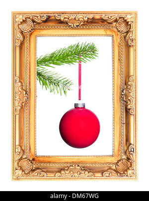 Rote Christbaumkugel in einer Tanne-Filiale in einem Bilderrahmen isoliert vor weiß Stockfoto