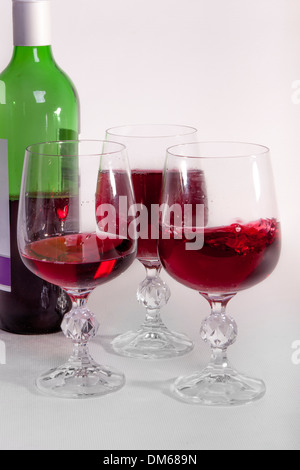 Rotwein in drei Gläser gegossen. Stockfoto