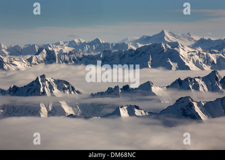 Die Gipfel der Zillertaler Alpen steigt über dem Nebelmeer, hinter der Venediger Gruppe, Hohe Tauern Stockfoto