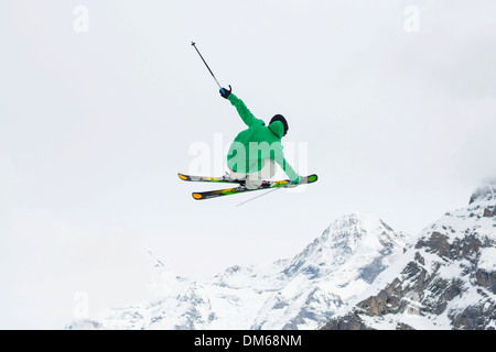 Trick Skifahrer springen vor Eiger Berg, Mürren, Berner Oberland, Kanton Bern, Schweiz Stockfoto