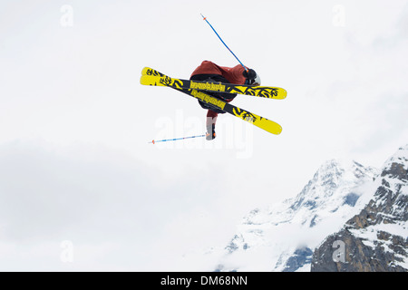 Trick Skifahrer springen vor Eiger Berg, Mürren, Berner Oberland, Kanton Bern, Schweiz Stockfoto