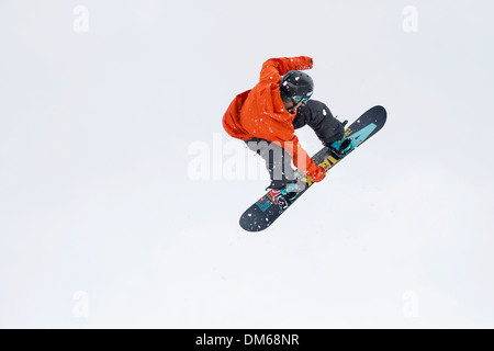 Trick Skifahrer springen vor Eiger Berg, Mürren, Berner Oberland, Kanton Bern, Schweiz Stockfoto