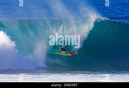 8. Dezember 2004; Pipeline, Oahu, Hawaii, USA; Tag 1 der Ripcurl Pro Pipeline Masters auf der Fosters ASP World Championship Tour. Bild: 21 Jahr alt, befahl Hawaiian MIKEY BRUNEAU Sieg bei den STL-Prozessen, bei Pipeline auf der Nordküste von Oahu. Bruneau veröffentlicht zwei 8-Punkt plus Fass Fahrten in den kniffligen 2-4 Meter Surf, einen Platzhalter zu verdienen Liegeplatz in das main Event der Ripcurl Stockfoto