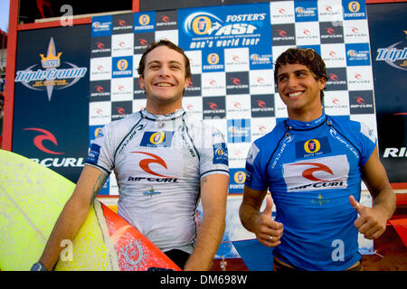 8. Dezember 2004; Pipeline, Oahu, Hawaii, USA; Tag 1 der Ripcurl Pro Pipeline Masters auf der Fosters ASP World Championship Tour. Bild: Hawaiian MIKEY BRUNEAU (L) und brasilianischen BRUNO SANTOS (R) präsentiert einige unglaubliche Rohr reiten um erste und zweite bzw. im Finale des STL-Studien an Rohrleitung auf der Nordküste von Oahu. Beide Surfer verdient nur zwei wi Stockfoto