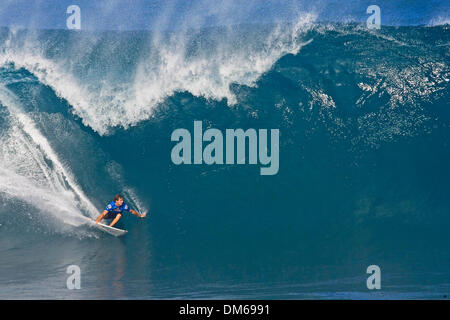 8. Dezember 2004; Pipeline, Oahu, Hawaii, USA; Tag 1 der Ripcurl Pro Pipeline Masters auf der Fosters ASP World Championship Tour. Bild: CLINT KIMMINS (Coolangatta, QLD, Aus) wurde heute der Rip Curl Code STL-Studien an Rohrleitung auf der North Shore von Oahu, Hawaii eliminiert. Kimmins wurde von Jason Frederico (Haw) und Malik Joyeux (PYF) in seinem ersten Heat geschlagen. Zwei Wildcard postulieren Stockfoto