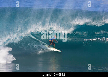 8. Dezember 2004; Pipeline, Oahu, Hawaii, USA; Tag 1 der Ripcurl Pro Pipeline Masters auf der Fosters ASP World Championship Tour. Bild: Hawaiian MARK HEALEY (abgebildet) eines Pipeline modernen Helden, eines der höchsten Punktzahlen der Hitze des Tages mit einer 9,40 u-Bahnfahrt am Rip Curl Code STL Pipe Masters Trials bei Pipeline auf der North Shore von Oahu, Hawaii heute veröffentlicht. Healey Stockfoto