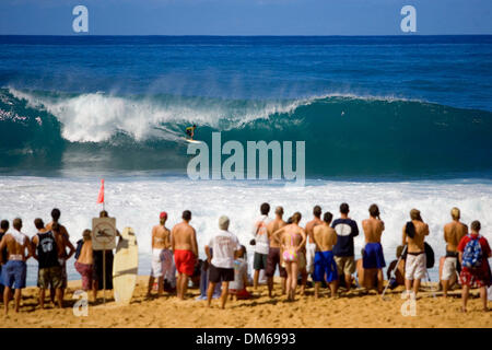 8. Dezember 2004; Pipeline, Oahu, Hawaii, USA; Tag 1 der Ripcurl Pro Pipeline Masters auf der Fosters ASP World Championship Tour. Bild: Ehemalige ASP World Champion und Pipeline-Meister DEREK HO (Haw) (Bild), fährt das Rohr vor Hunderten von Zuschauern bei den Rip Curl Code STL Trials bei Banzai Pipeline auf der North Shore von Oahu, Hawaii heute. Ho war enttäuschend Stockfoto