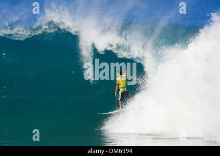 8. Dezember 2004; Pipeline, Oahu, Hawaii, USA; Hawaiianische Surfer BRIAN PACHECO durch eine Hintertür 4-Meter-Lauf Tunnel bei seiner Eröffnung Hitze an den Rip Curl Code STL Trials bei Pipeline. Pacheco fortgeschrittene ins Viertelfinale, wo er Mark Healey (Haw), Danny Fuller (USA) und Ian Walsh (Haw) ausgesetzt wird. Stockfoto