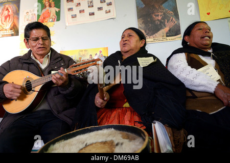 Base Katholiken, Bolivianer in der Tracht der Quechua-Indianer, Musizieren und singen gemeinsam, El Alto Stockfoto