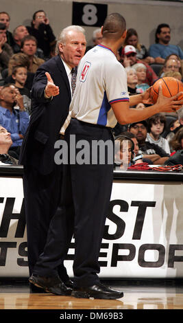 8. Dezember 2004; San Antonio, TX, USA; San Antonio Spurs Coach GREGG POPOVICH argumentiert einen Anruf mit einem Schiedsrichter gegen die Seattle Supersonics im SBC Center. Seattle schlagen die Spurs 102 / 96. Stockfoto