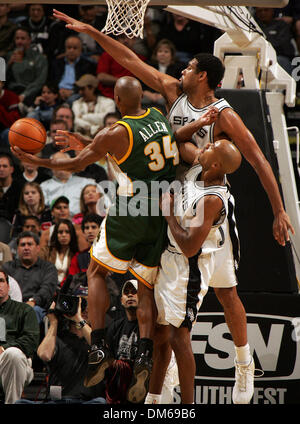 8. Dezember 2004; San Antonio, TX, USA; San Antonio Spurs TIM DUNCAN (oben) und BRUCE BOWEN kollidieren, wie sie versuchen von scoring in der ersten Hälfte im SBC Center, Seattle Supersonics RAY ALLEN (34) zu stoppen. Seattle schlagen die Spurs 102 / 96. Stockfoto