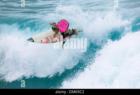 10. Dezember 2004; Honolua Bay, Maui, Hawaii, USA; Die Association of Surfing Professionals (ASP) World Championship Tour (WCT). Der Billabong Pro Maui von 8-20 Dezember 2004. Bild: CHELSEA GEORGESON (Tweed Heads, NSW, Aus) bis ins Viertelfinale der Billabong Pro Maui in soliden 2-3 Meter-Surf in Honolua Bay, heute mit Strom versorgt. Georgeson verdrängt ehemaligen ASP World Champion Pauline Mencze Stockfoto