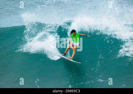 10. Dezember 2004; Honolua Bay, Maui, Hawaii, USA; Die Association of Surfing Professionals (ASP) World Championship Tour (WCT). Der Billabong Pro Maui von 8-20 Dezember 2004. Bild: 2005 WCT Qualifizierer REBECCA WOODS (Aus) verursacht eine sensationelle verärgert, wenn sie frisch gekrönte 2004 beseitigt ASP Weltmeister Sofia Mulanovich (Peru) in der dritten Runde der Billabong Pro Maui heute. Woods Stockfoto