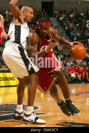 11. Dezember 2004; San Antonio, TX, USA; Die Cavaliers LEBRON JAMES fährt rund um die Spurs BRUCE BOWEN in der zweiten Hälfte des Spiels die Spurs gegen Cleveland im SBC Center. San Antonio gewann 116-97. Stockfoto