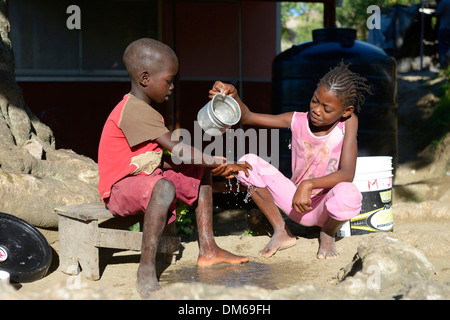 Kinder waschen Sie ihre Hände, Dorf Tchawa, Leogane, Haiti Stockfoto