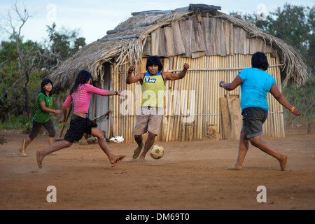 Youngers der Xavante Ureinwohner, die Fußball spielen, Dorf von Tres Rios in der Nähe von Sangradouro, Primavera do Leste Stockfoto