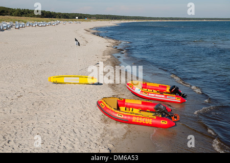 Ostsee, Strand und Rettungsboote der deutschen Leben sparen Gesellschaft, Prerow, Mecklenburg-Vorpommern, Deutschland Stockfoto