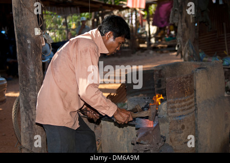 Schmied schmieden glühendes Eisen in einer Schmiede, Battambang, Kambodscha Stockfoto