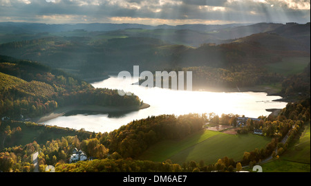 Luftaufnahme, Hennesee See Hennetalsperre Reservoir, Meschede, Sauerland Bereich, North Rhine-Westphalia, Deutschland Stockfoto