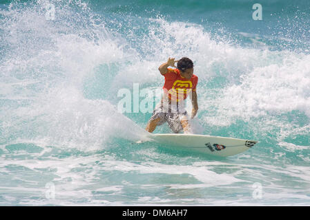 1. Januar 2005; NordNarrabeen, Sydney, Australien; Surfer TJ BARRON (Haw) gewann seine ersten Runden Hitze gegen Diego Santos (Bra) und Darryl Goodrem (USA) bei den Billabong World Junior Championships. Barron avancierte direkt zu drei Runde. Die Billabong World Junior Champs verfügt über sechs-Mann-Trupps aus den sieben Regionen der ASP Ð Afrika, Asien, Australien, Europa, Hawaii, Nord- und Süd bin Stockfoto