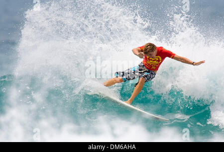 1. Januar 2005; NordNarrabeen, Sydney, Australien; Surfer BEN DUNN (Mid North Coast, NSW, Aus) gewann seine ersten Runden Hitze von den Billabong World Junior Championships. Dunn ins Abseits gedrängt Bettero Hizunome (Bra) und Brandon Roberts (SAfr) um die Hoffnungsrunde um drei Runde direkt voraus. Die Billabong World Junior Champs verfügt über sechs Mann Kader aus den sieben Regionen ASP Ð Afrika als Stockfoto