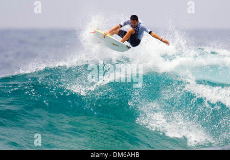 1. Januar 2005; NordNarrabeen, Sydney, Australien; Surfer JORDY SMITH (Durban, SAfr) veröffentlicht eine nahe perfekte Welle Score von 9,70 (von möglichen 10 Punkten), um seine Öffnung zu gewinnen Runde Wärme von den Billabong World Junior Championships. Smith Ryan Campbell (Aus) und Taumata Pohetini (Tah) beiseite geschoben, die Verlierer Runde, um drei Runde direkt voran. Billabong World Junior Champs f Stockfoto