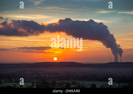 Sonnenuntergang über die Städte Voerde und Dinslaken aus Hünxe, STEAG Kraftwerk Voerde, Kohlekraftwerk, Ruhrgebiet Stockfoto