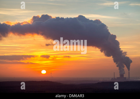 Sonnenuntergang über die Städte Voerde und Dinslaken aus Hünxe, STEAG Kraftwerk Voerde, Kohlekraftwerk, Ruhrgebiet Stockfoto