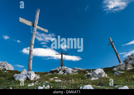 Drei einfache hölzerne Kreuze vom ersten Weltkrieg auf einem Hügel, Dolomiten, Buchenstein del Col di Lana, Veneto, Italien Stockfoto