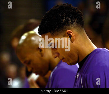 13. Januar 2005; Sacramento, Kalifornien, USA; Sacramento Kings Rookie-Guard KEVIN MARTIN (rechts) während die Nationalhymne vor dem Start der Donnerstagabend-Spiel zwischen den Sacramento Kings und die Utah Jazz in Arco Arena. Stockfoto