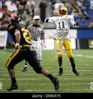 15. Januar 2005; San Antonio, TX, USA; West-Kader RYAN PERILLOUX Reserve, La bäumt zurück für einen Pass während der US-Armee All-American Bowl an der Alamodome in San Antonio. Perrilloux ist im Rennen um Unterzeichnung mit der University of Texas. Stockfoto