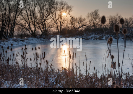 Teich im Winter vereist, Sonnenuntergang, Zusammenbruch Doline am Ettersberg, Weimar, Thüringen, Deutschland Stockfoto