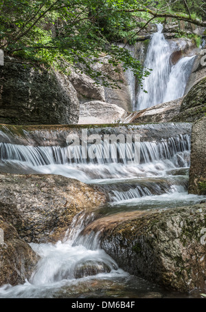 Gebirgsbach Kaskadierung über Felsen, Alpen, Canale Agordo, Veneto, Italien Stockfoto