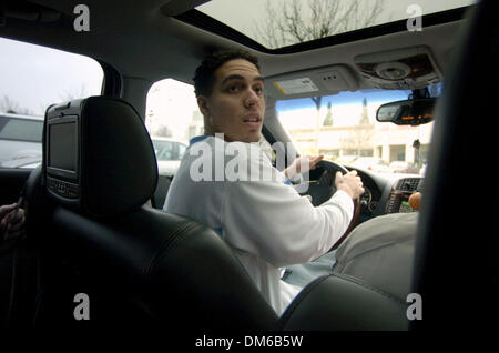 19. Januar 2005; Sacramento, Kalifornien, USA; Sacramento Kings Rookie-Guard KEVIN MARTIN Rücken aus in seinem Cadillac vom Parkplatz nach dem Mittagessen in Sacramento. Stockfoto