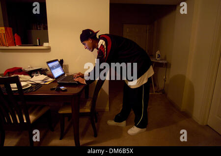 19. Januar 2005; Sacramento, Kalifornien, USA; Im Anschluss an eine Morgengymnastik an die Könige prüft Sacramento Kings Rookie-Guard KEVIN MARTIN seine e-Mail von seinem Laptopcomputer in seiner Wohnung Mittwochmorgen. Stockfoto