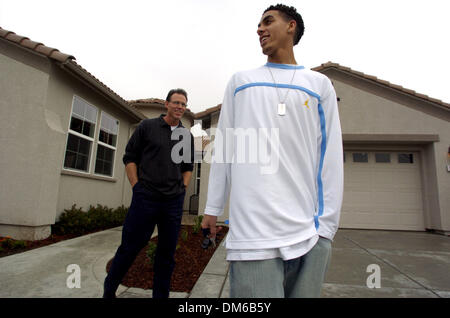 19. Januar 2005; Sacramento, Kalifornien, USA; Sacramento Kings Rookie-Guard KEVIN MARTIN (Vordergrund) checkt mit Scott Ford (L), home sales Manager und seine neue Heimat in North Sacramento. Stockfoto