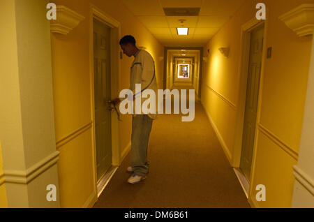 19. Januar 2005; Sacramento, Kalifornien, USA; Im Anschluss an eine Morgengymnastik an die Könige sperrt Sacramento Kings Rookie-Guard KEVIN MARTIN die vordere Tür zu seiner Wohnung in Downtown Sacramento vor einige Besorgungen. Stockfoto