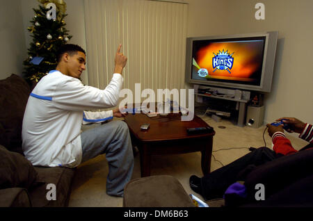 19. Januar 2005; Sacramento, Kalifornien, USA; Sacramento Kings Rookie-Guard KEVIN MARTIN Sacramento Kings Guard Kevin Martin spielt video Basketball in seiner Wohnung mit seinem Freund Willie Besuch aus Georgien Mittwochmorgen. Stockfoto