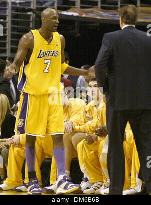 19. Januar 2005; Los Angeles, Kalifornien, USA; Los Angeles Lakers (7) LAMAR ODOM argumentiert mit Coach RUDY TOMJANOVICH während der ersten Hälfte des Spiels Minnesota Timberwolves gegen die Los Angeles Lakers im Staples Center in Los Angeles Kalifornien auf Mittwoch, 19. Januar 2005. Stockfoto